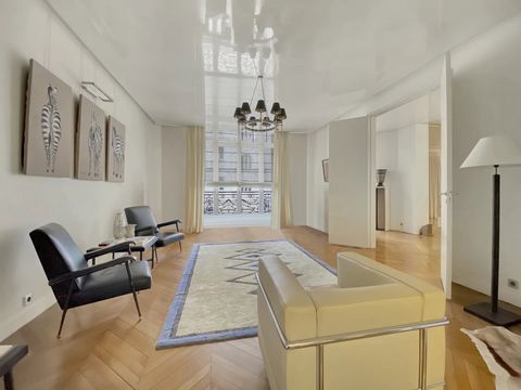 Sur une avenue prestigieuse du 17ème arrondissement de Paris, découvrez cet appartement d’exception où le charme haussmannien rencontre les prestations contemporaines haut de gamme. Située au sein d’un immeuble élégant et impeccablement entretenu, ce...