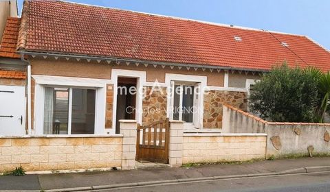 Charles VRIGNON MegAgence vous propose de découvrir cette maison de 60m2 dans un quartier calme et prisé des Sables d'Olonne. Des travaux à prévoir. Elle comprend une pièce de vie lumineuse avec cuisine ouverte de 25 m2 et deux grandes chambres en pl...