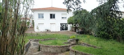 Située dans le parc de Vallière à Saint-Georges-de-Didonne à 300 m de la plage, 5 min de Royan, cette propriété bénéficie d'un emplacement prisé à proximité des commerces, du marché et de la plage. Le quartier offre un cadre de vie agréable, idéal po...