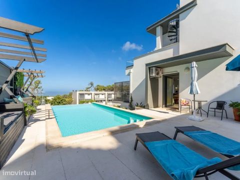 Nice villa on a charming, hilly and relatively large plot (subdivideable) in Sitio da Nazaré. Elevated location overlooking your own grounds, the houses in Sitio, nature and the Atlantic Ocean. Short walking distance to the funicular to Nazaré, the l...