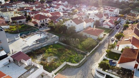 Apresentamos um excelente lote de terreno com comunicação prévia, localizado em Vale Cavala, na Charneca de Caparica. Com uma área total de 331 m², este lote oferece uma área de implantação de 116 m² e uma área de construção bruta de 232 m², permitin...