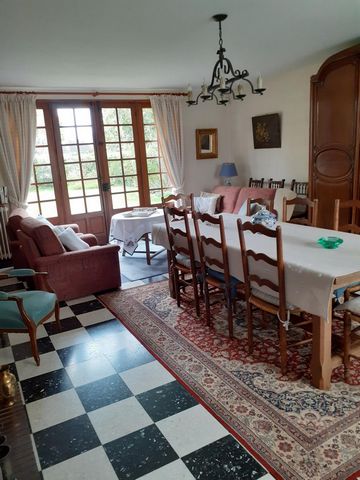 Située dans un charmant petit village de campagne à 5 minutes de Oisemont, bourg tous commerces. Cette maison est composée d'une pièce d'entrée avec son poêle à granulés, d'une cuisine, d'un magnifique salon-séjour d'environ 60 m² avec une cheminée c...