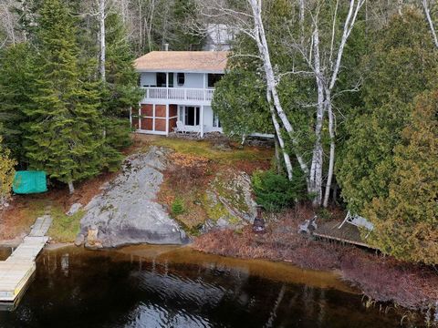 Découvrez cette charmante maison de deux chambres nichées sur les rives du lac des Grandes Baies, un plan d'eau navigable reconnu pour ses multiples baies pittoresques. Profitez d'une vue imprenable. Le terrain de plus de 24 000 pieds carrés offre un...