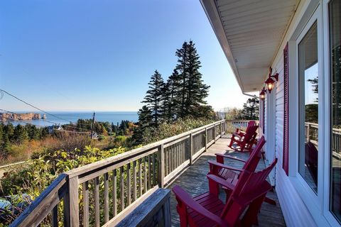 En franchissant l'entrée de cette maison nichée sur les hauteurs du Mont Sainte-Anne, nous sommes happés par la grandiose nature de Percé qui s'étale devant nous. Toutes les larges fenêtres offrent des points de vue sur la montagne et la mer. Trois b...