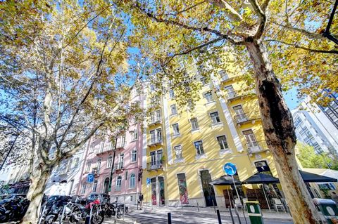 Identificação do imóvel: ZMPT572053 Fall in love with this charming apartment in a typical Lisbon building, where every detail exudes happiness. Imagine living on a street filled with cozy cafes, delicious brunch spots, and sophisticated restaurants,...