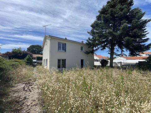 The Coastal Shelter presents 'Embarcadère', a house of 124m2 on 2 levels located 700m from the beach of Fromentine. It comprises on the ground floor: a living room, a kitchen, two bedrooms, a shower room, a separate toilet. Upstairs: a living room op...