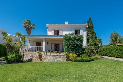 La zona exterior es perfecta para unas agradables vacaciones familiares en la playa. Ofrece un amplio jardín con 8 tumbonas y 2 sombrillas donde tomar el sol junto a la piscina. Ésta mide 10 x 5 metros, tiene una profundidad que va de 1 a 2 metros y ...