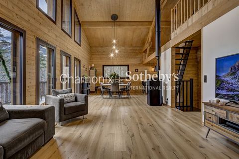 Chamonix Sotheby’s International Realty vous présente le chalet Vélia construit en 2022, d’une surface de 150 m2 sur un terrain de 837 m2, comprenant 4 chambres et 2 salles de bain. Il est idéalement situé aux Houches, à proximité immédiate des piste...