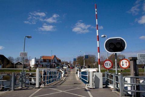 Bienvenue dans une charmante maison de vacances familiale située à Sint Maartenszee, à seulement 2 kilomètres de l'entrée de la magnifique grande plage. Vous pouvez facilement vous rendre à la plage à pied via un sentier pédestre et cyclable pittores...