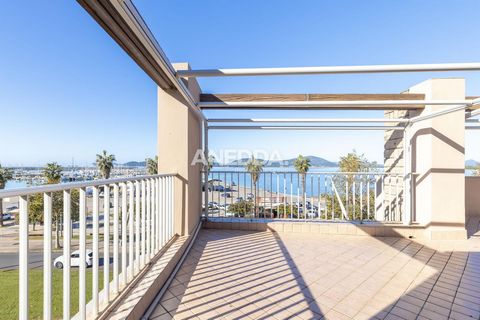 Alghero - Penthouse exclusif en bord de mer Bienvenue dans une propriété unique, un véritable joyau serti par la mer d’Alghero. Ce penthouse au troisième étage, desservi par un ascenseur, offre une expérience de vie inégalée, grâce à une vue spectacu...