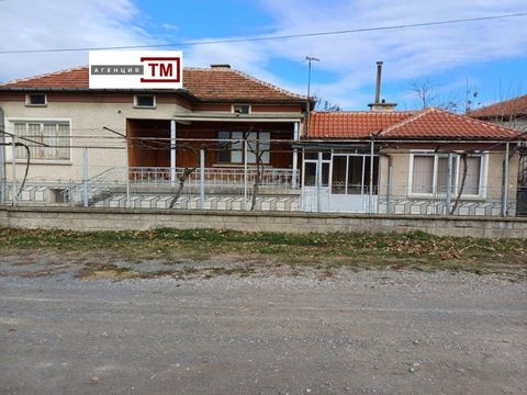 TM Imoti vend une maison spacieuse et solide, composée de 2 bâtiments, d’une cuisine d’été, de 2 bâtiments de ferme et d’un garage double. Un bâtiment résidentiel date de 1978. d’une superficie de 93 m². et se compose de quatre chambres, la seconde d...