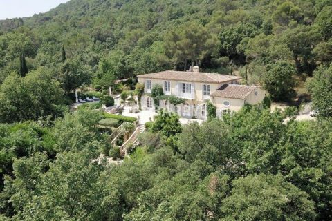 Proche du village de Gassin, une superbe villa de 250 m2 implantée au coeur d'un terrain de 6 000 m2. A courte de distance de Saint-Tropez et des plages du Sud, ce bien offre de grands volumes, une somptueuse décoration et des matériaux nobles. La vi...