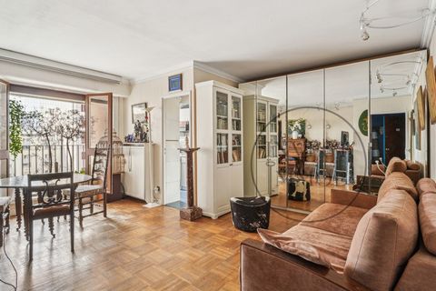 INVEST'IMMOB onthult exclusief deze grote studio van 36,5 m2 gelegen in het hart van het 18e arrondissement, in een rustige omgeving met uitzicht op een beboste binnenplaats, op de zevende verdieping met een comfortabele en lichte woonomgeving. De wo...