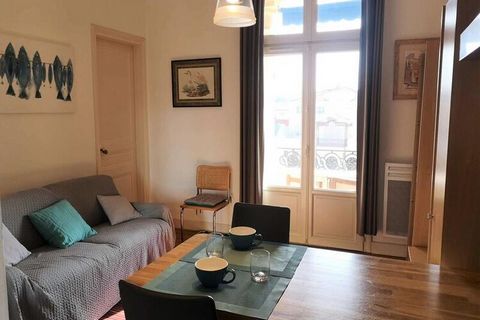 Rezydencja du Grand Hôtel – Arcachon T2 Urocze mieszkanie dla 2 osób o powierzchni 35 m2 w charakterystycznym budynku z 1866 roku - bardzo centralnie. Ten piękny apartament z parkietem składa się z przedpokoju z szafą, salonu z sofą, stolikiem kawowy...