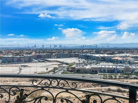 Übergroße One Queensridge Place Unit, das am höchsten ausgestattete Luxusgebäude in Las Vegas und der einzige Turm in den Vororten. Dieses 4 EnSuite, 6 Bäder, + Arbeitszimmer, 4.792 Quadratfuß. Die Einheit ist über einen privaten Aufzug erreichbar, d...