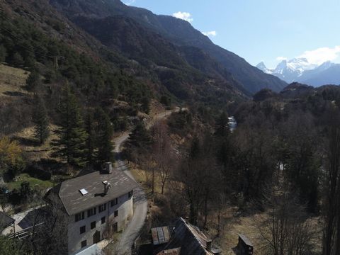 Sur les hauteurs du Lauzet, aux portes de la Vallée de l'Ubaye ; découvrez cette magnifique Batisse chargée d'histoire, ancien moulin du Village datant de 1700. En co-propriété (syndic bénévole, , faibles charges : 165€/an pour le lot 2 et 274€/an po...