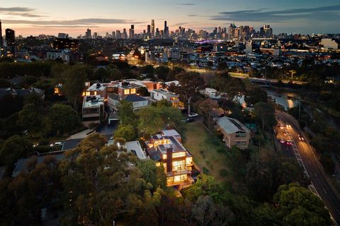 Situata in una posizione tranquilla all'estremità del tribunale d'élite di Kensington Road, questa casa è probabilmente uno dei segreti meglio custoditi di Melbourne. Godendo di una facciata completa sul Parco di Como, questa eccezionale casa con 4 c...