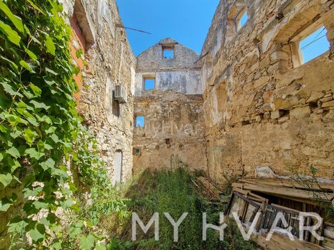 Discover the potential of this grand stone ruin, featuring a 45-square-meter ground floor and the opportunity to rebuild across four spacious floors, offering a total of 190 square meters of living space. This remarkable property is perfect for creat...