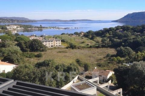 Exclusivité. Porto-Vecchio – Appartement avec vue panoramique sur le golfe de Porto-Vecchio et la vieille ville. Entrée, cuisine américaine. Terrasse de 37 m² avec vue mer. 2 suites avec salle d'eau et dressing. À 2 km des plages et des commerces Fea...