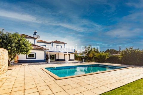 ¡Viva el lujo y la comodidad en el corazón del Algarve! Esta espectacular villa de 4 dormitorios se distribuye en tres plantas. En la planta baja encontrará una cocina equipada en open space con una amplia sala de estar y comedor, donde la chimenea d...