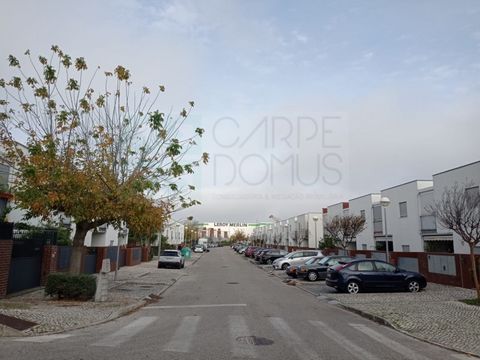 Maison jumelée de 4 chambres, avec terrasse, balcon et parking, à Alto do Lumiar. Excellent emplacement, à proximité de plusieurs espaces commerciaux (Continente, Aldi, Mercadona, Conforama et Leroy Merlin), avec un accès rapide et facile (axe Nord-S...