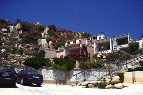 De vakantieappartementen met zeezicht liggen op een helling van de kust van de beroemde Costa Rei, omgeven door typisch Sardijnse vegetatie. Het ongeveer 10 km lange zandstrand ligt op 200 - 700 m afstand, afhankelijk van de ligging van de appartemen...