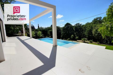 Votre agence propriétés-privées vous invite à découvrir à Draguignan , 83300 : Villa contemporaine de construction récente située dans en position dominante, dans un quartier sans nuisances. Composée de 6 pièces principales dont 2 suites parentales e...