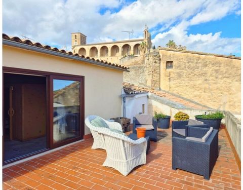 Ubicada en el corazón de Artá, Mallorca, esta cautivadora casa de 3 plantas ofrece una combinación única de encanto histórico y lujo moderno. Con un patrimonio centenario, esta propiedad meticulosamente mantenida combina elementos tradicionales con c...