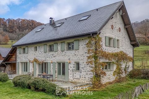 Situato in una valle tranquilla vicino a Cruseilles, questo casale ristrutturato offre un potenziale di quasi 262 m2 di superficie abitabile su tre livelli. Si sviluppa su un terreno di circa 1943 m2 delimitato da un suggestivo ruscello. I bei volumi...