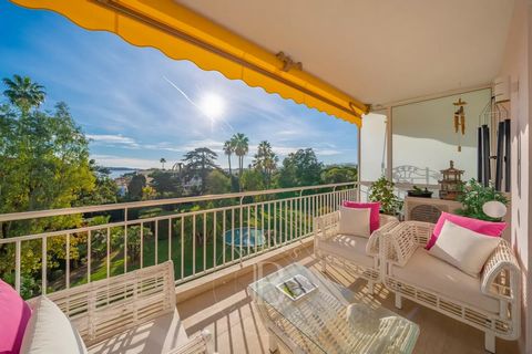 Cannes Basse Californie: In a luxury residence with caretaker, 2 bedroom apartment of 75 sqm with a large terrace with open view on the park and sea. This bright apartment completely renovated with beautiful benefits consists of an entrance, a living...