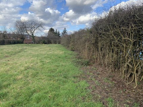 Land van 1563 m2 een combinatie van rust en natuur. Gelegen in een doodlopende straat, is dit perceel ideaal gelegen voor een constructie op maat en om het huis van uw dromen te ontwerpen.