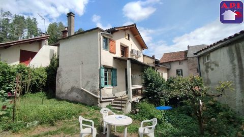 IN SEIX HUIS MET TUIN In het hart van het dorp Seix, op slechts 20 minuten van Saint-Girons, dicht bij voorzieningen en wandelpaden, ontdek dit huis van ongeveer 100 m² met zijn 4 slaapkamers, de zonnige ligging en de tuin van ongeveer 180 m² . Deze ...