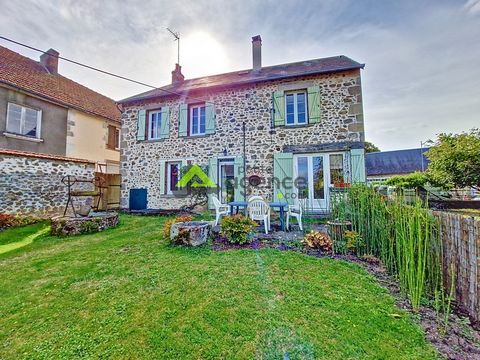 Votre Petite Agence Guéret vous propose à la vente cette charmante maison de bourg possédant de beaux espaces de vie avec cinq grandes chambres située sur la commune du Grand-Bourg. Entrée desservant coin salon/salle à manger de 43 m2 avec fenêtres d...