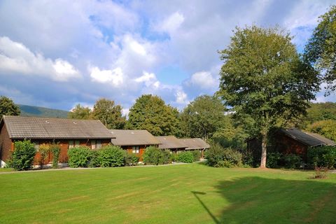 Op het mooi aangelegde, flink begroeide, hoger gelegen terrein liggen de bungalows per 3, 4 of 8 geschakeld. De bungalows zijn van hout, goed geïsoleerd, hebben een stenen fundering en zijn alle voorzien van een flink terras/balkon met tafel en vier ...