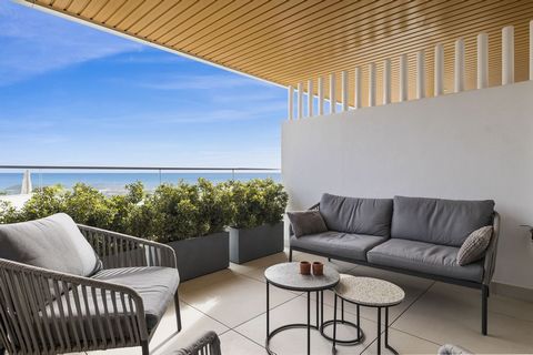 TRAUMHAFTE WOHNUNG MIT SCHÖNEM MEERBLICK Diese geräumige Wohnung befindet sich neben dem Golfplatz von Calanova, von der Terrasse aus blicken Sie auf die Berge, den Golfplatz und das Meer. Die Wohnung verfügt über drei geräumige Schlafzimmer, alle mi...