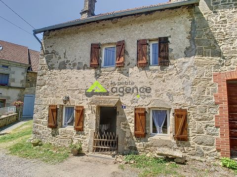 Votre Petite Agence Aubusson vous propose à la vente cette petite maison de village en pierres composée d'une pièce principale, une cuisine etune salle d'eau au rez-de-chaussée et de trois chambre et un cabinet de toilette à l'étage. Un grenier, un g...