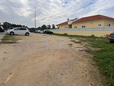 Ausgezeichnetes städtisches Grundstück mit 600m² in Quinta da Queimada, in einer ruhigen Gegend und gut an Zugang und Dienstleistungen angebunden. Dieses baufertige Grundstück bietet mehrere Möglichkeiten, Ihr Immobilienprojekt zu realisieren: Bau ei...