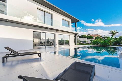 Luxe nieuw gebouwde villa te koop in de prestigieuze wijk Playa Paraíso, met een perfecte combinatie van modern design, comfort en een adembenemend uitzicht. Met een prijs van € 2.100.000 beschikt dit prachtige pand over ongeveer 308 m² woonoppervlak...