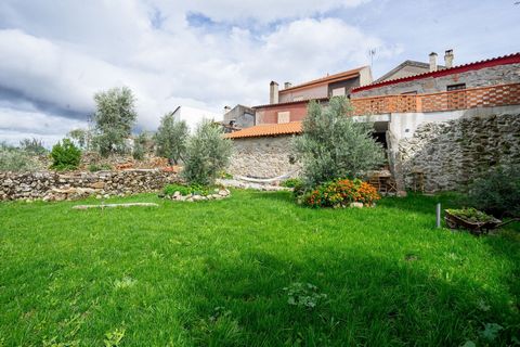 ¿Qué buscas en una casa? ¿Tranquilidad, paz, naturaleza, confort, tradición, singularidad? Esta impresionante casa de piedra es un verdadero homenaje a la tradición portuguesa, enriquecida con piezas únicas que se mezclan perfectamente con el entorno...