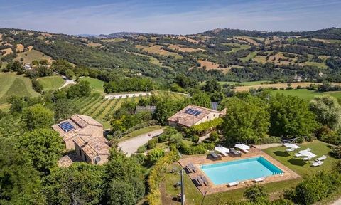 Willkommen in einer Welt voller Möglichkeiten im Herzen der Marken, Italien. Hier, umgeben von 10,3 Hektar Panoramaland, finden Sie ein bezauberndes Bauernhaus mit drei separaten Gebäuden (dem Hauptgebäude, dem Spa-Gebäude und dem Haupthaus sowie Sch...