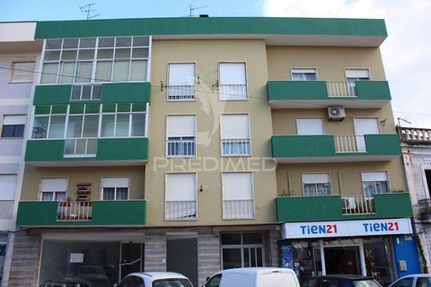 Localizado junto a comércio e serviços em zona calma. Um quarto com roupeiro e janelão virado a poente quelhe permite muita entrada de luz natural. Casa de banho com poliban. Hall de entrada. A sala também com janelão virado a poente e em openspace c...