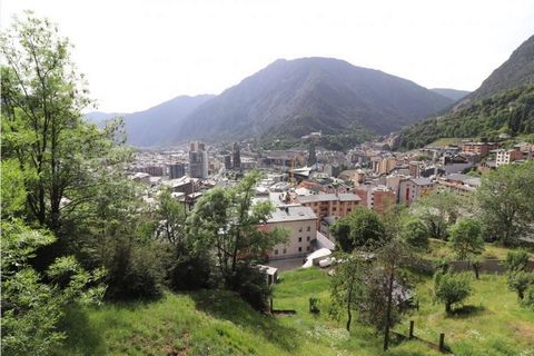 Ubicado en una tranquila zona residencial en Sa Calma, a tan solo 5 minutos del centro de Escaldes-Engordany, este piso es ideal para quienes buscan un entorno apacible sin renunciar a la comodidad de tener todos los servicios cerca. Disfruta de fant...