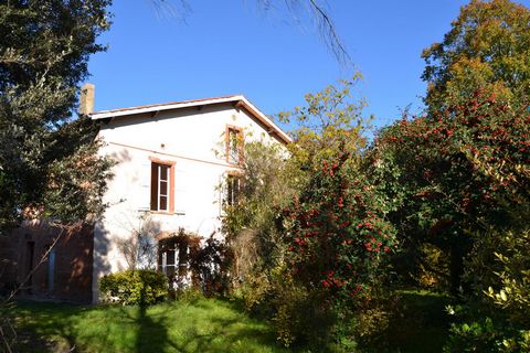 In einer ruhigen und grünen Umgebung laden wir Sie ein, dieses wunderschöne, in den 80er Jahren renovierte Herrenhaus mit einer Wohnfläche von fast 200 m² zu entdecken, nur 7 Minuten von Preserville und 20 Minuten von den Toren von Toulouse entfernt....