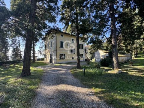 Charmante Panoramavilla mit großem Privatgrundstück Diese elegante Villa aus dem frühen 20. Jahrhundert befindet sich in einer privilegierten Lage, eingebettet in die Natur und umgeben von einer bezaubernden Landschaft, die maximale Privatsphäre und ...