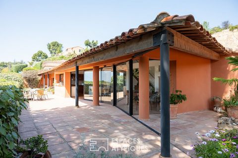 Ideally located on the heights of Ollioules in the Var, we offer you this house mainly on one level. The whole is airy, unfolding in the space, from the inside to the outside, in complete osmosis with its environment. A real collector's item with a s...