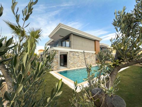 6 luxe vrijstaande villa's in Kusadasi Değirmendere Een bijzonder villaproject dat de elegantie en het comfort van moderne architectuur samenbrengt, wacht op u in de prestigieuze wijk Değirmendere van Kuşadası. Dit project, dat in totaal 6 4+1 vrijst...