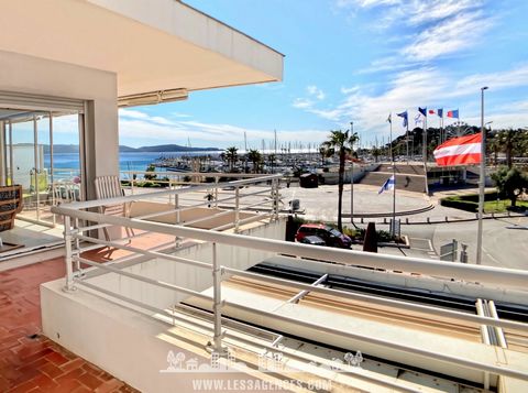 Dans une résidence prisée, sécurisée et idéalement située en front de mer, découvrez ce charmant appartement qui dispose d'une superbe terrasse de 36 m2 offrant une vue imprenable sur la mer et le port, vous invitant à vivre l'art de vivre méditerran...