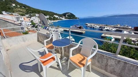 Propriété au 1er rang de la mer dans le village de Zivogosce, Riviera de Makarska ! Cet immeuble compact de 140 m² au total, situé directement en front de mer, offre une superficie de 48 m² et s'étend sur trois niveaux, chacun avec une entrée indépen...