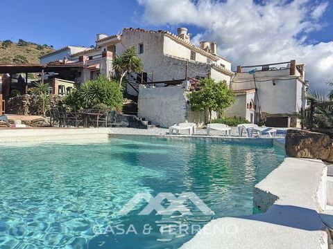 A Unique Chalet in Traditional Cortijo Style - Full of Character and Charm This extraordinary property blends traditional Andalusian architecture with a truly unique flair. With its warm colors, wooden beam ceilings, and carefully crafted details, it...