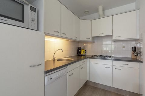 Bienvenido a un espacioso y atractivo apartamento de vacaciones a solo unos metros de la playa en Julianadorp. Ubicado en el primer piso del complejo, este atractivo apartamento cuenta con un balcón cubierto en gran parte, perfecto para disfrutar del...